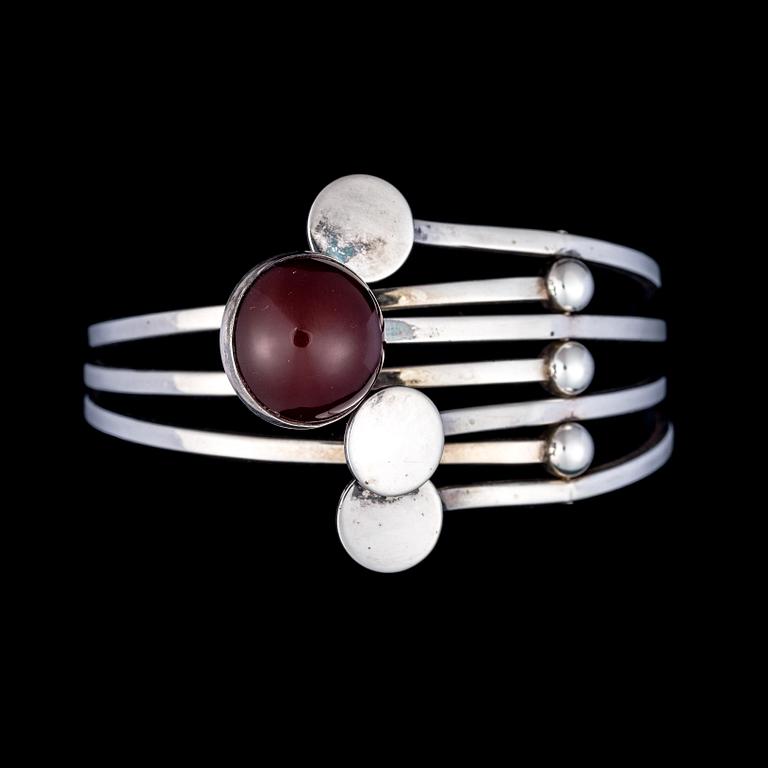 MIRJAM SALMINEN, ARMBAND, sterling silver, cabochon slipad sard, Kaunis Koru 1971.