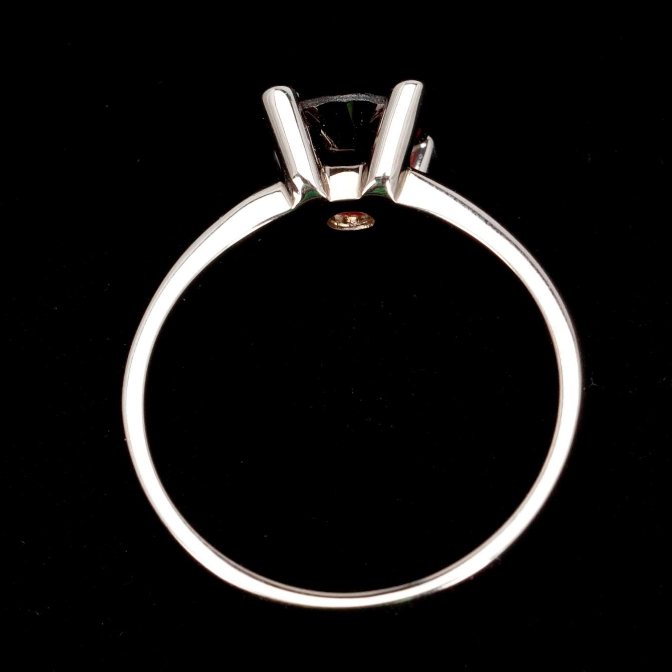 RING, vitguld 14K, med granat 1,58 ct samt 8 prinsesslipade diamanter tot. 0,28 ct. Vikt 5,4 g.