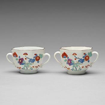 227. A pair of Meissen 'Kakiemon' cups, 18th Century.