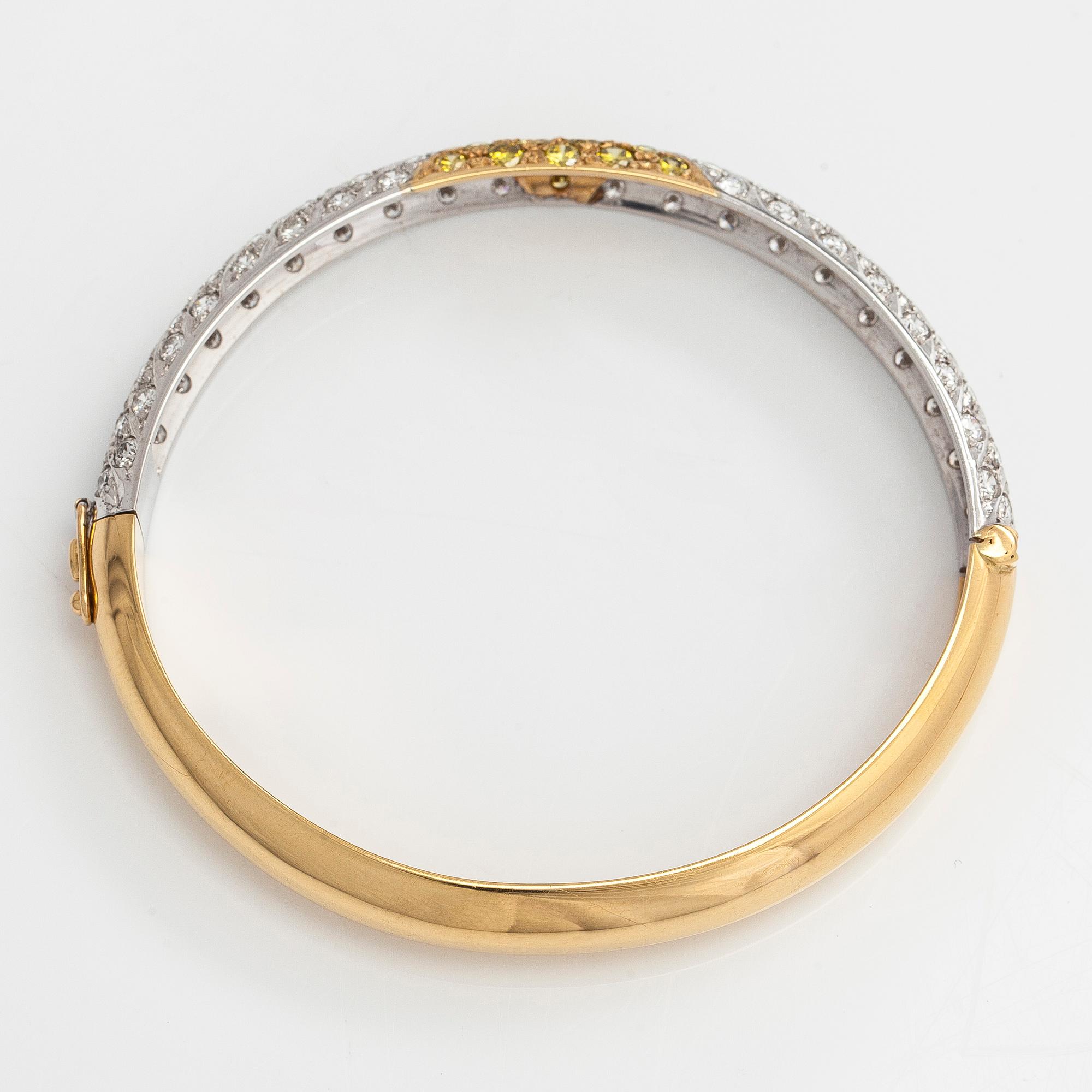 Tillander, armring, 18K guld med briljantslipade diamanter totalt ca 6.62 ct, Helsingfors 1986.
