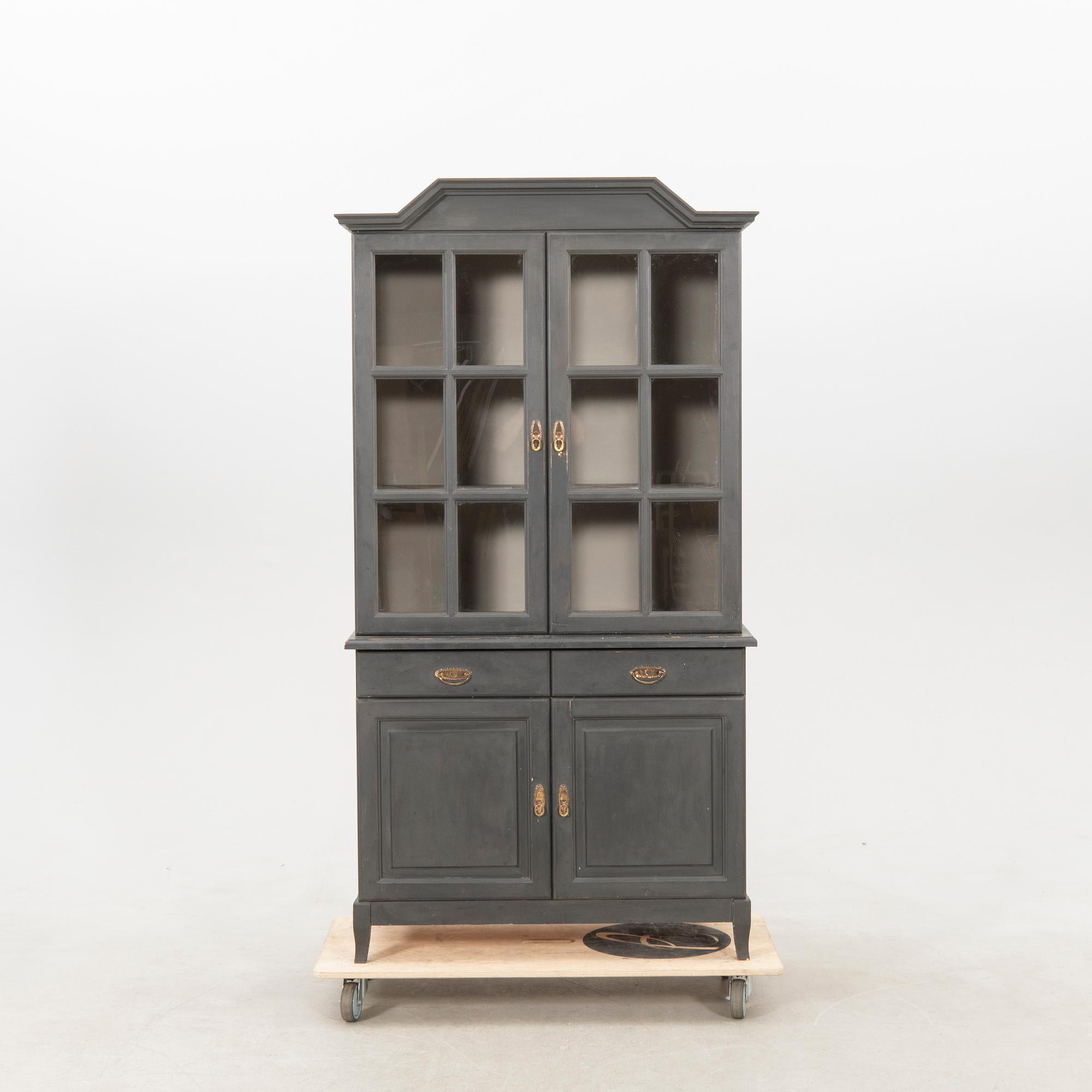 Vitrinskåp 1900-talets mitt.