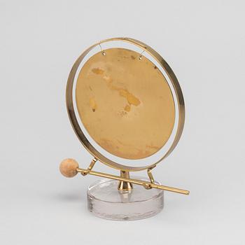 GONGGONG Ystad metall samt LJUSSTAKAR 4 st Skultuna, 1900-talets senare del.