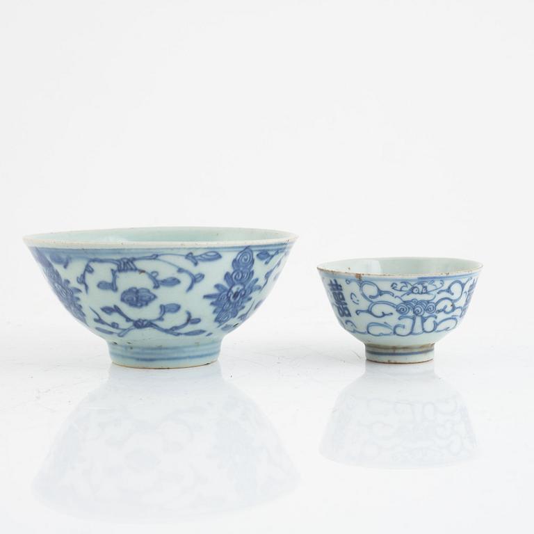 A group of two Chinese blue and white bowls and two jars, Qing dynasty, 19th century.