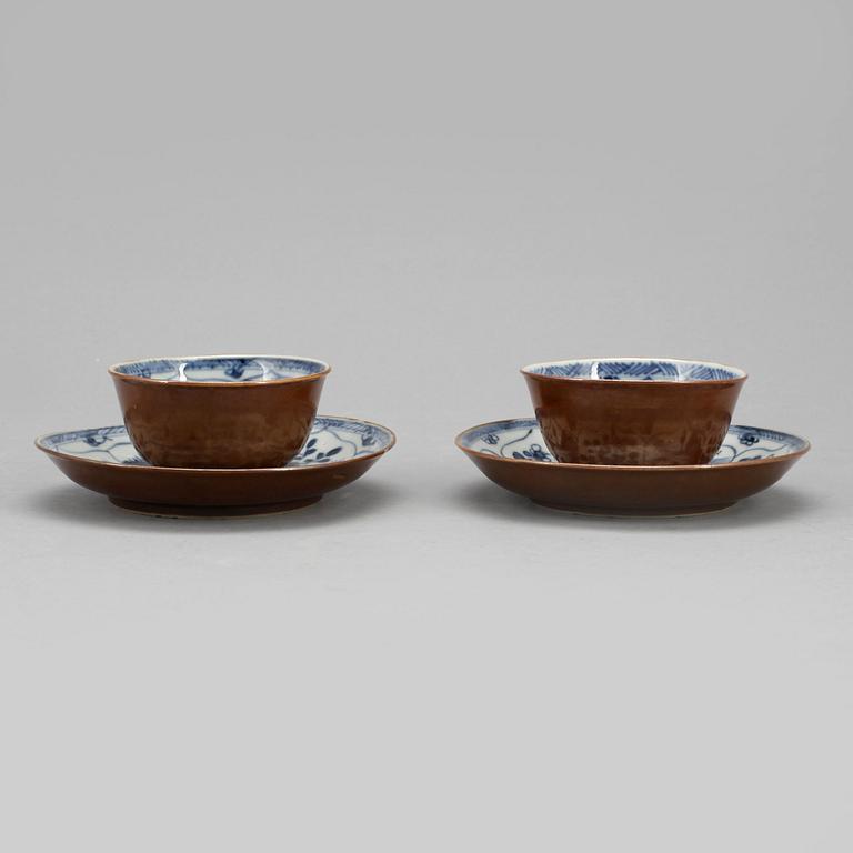 KOPPAR MED FAT, ett par, porslin, Qianlong, Kina 1700-tal.