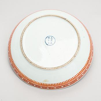 A Chinese modern porcelain dish with chrysanthemum decoration, 21st century.