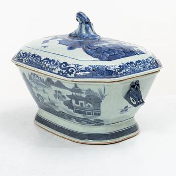 A blue and white tureen with cover and stand, China, Jiaqing (1796-1820).