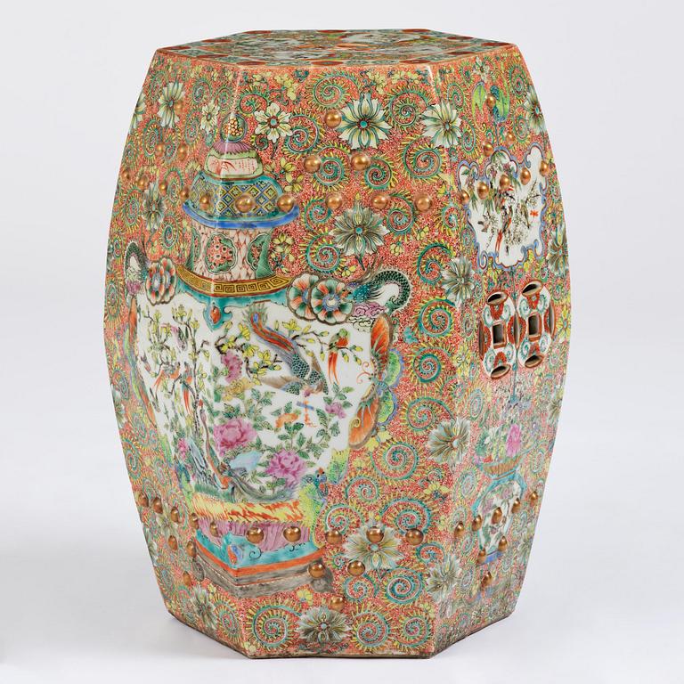 A Chinese Canton porcelain garden seat, around 1900.