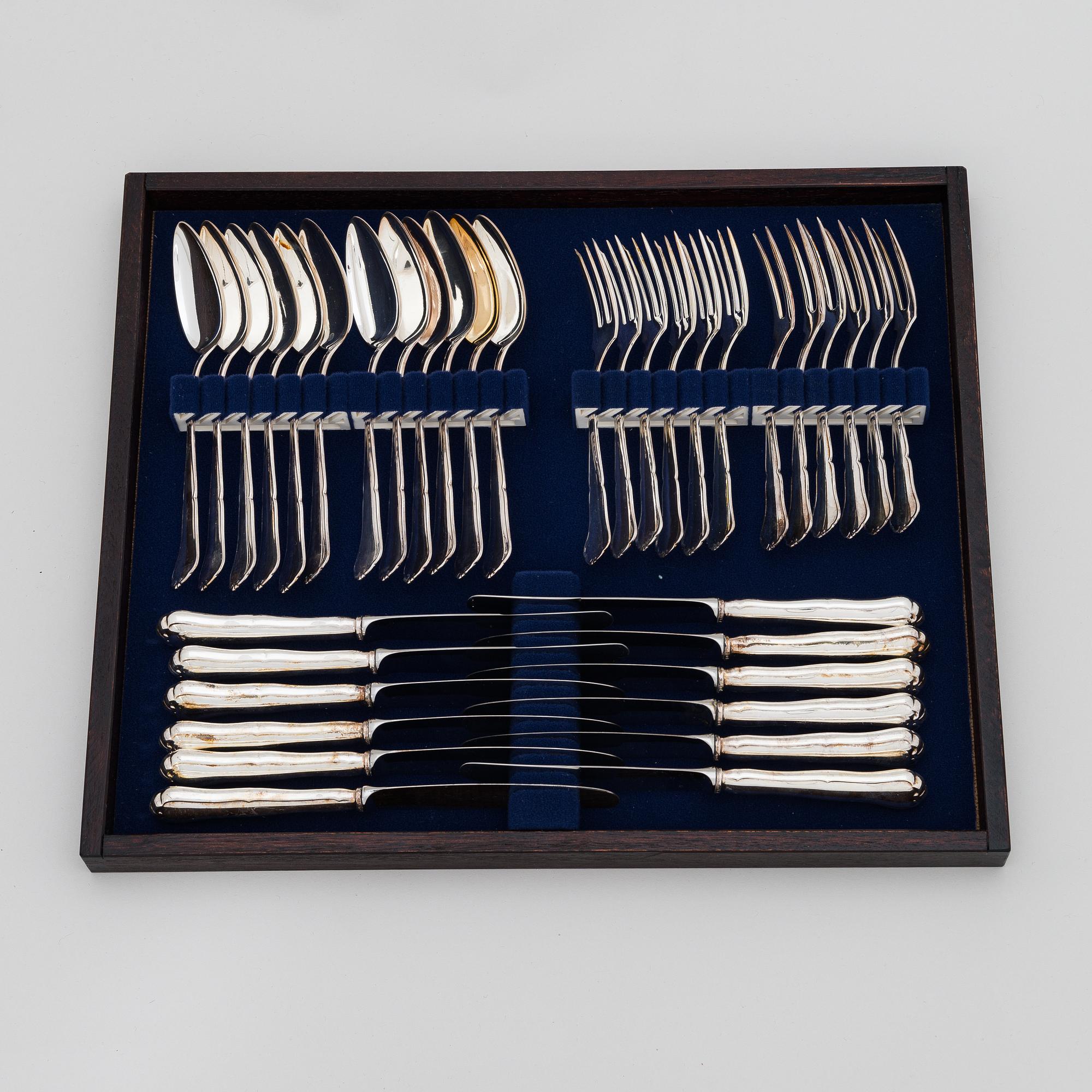 Aterinsarja, 100 osaa, hopeaa, "Chippendale", Auran Kultaseppä, Turku 1982. Aterinlaatikossa.