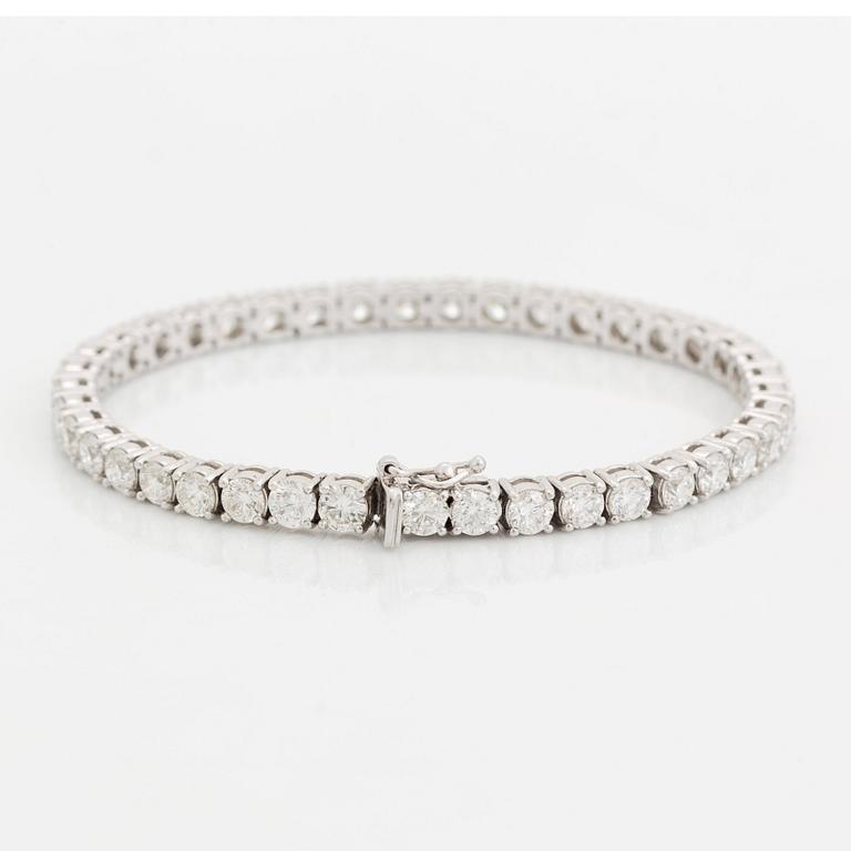 An 18K white gold bracelet set with round brillliant-cut diamonds.