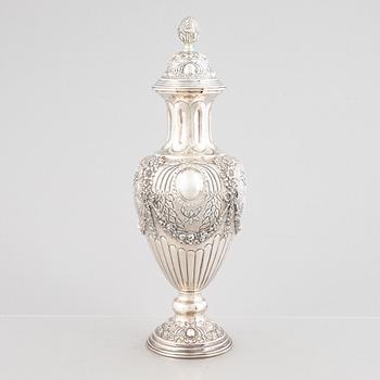 A lided silver vase, Louis XVI style, 20th Century.