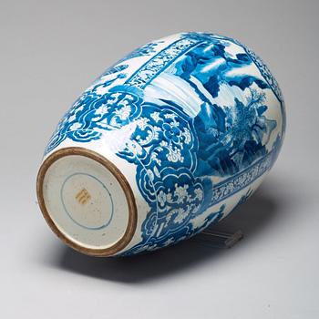 A large blue and white jar, Qing dynasty, Kangxi (1662-1722).