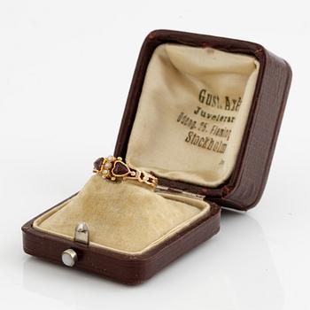 Ring 23K gold with garnets and pearls.