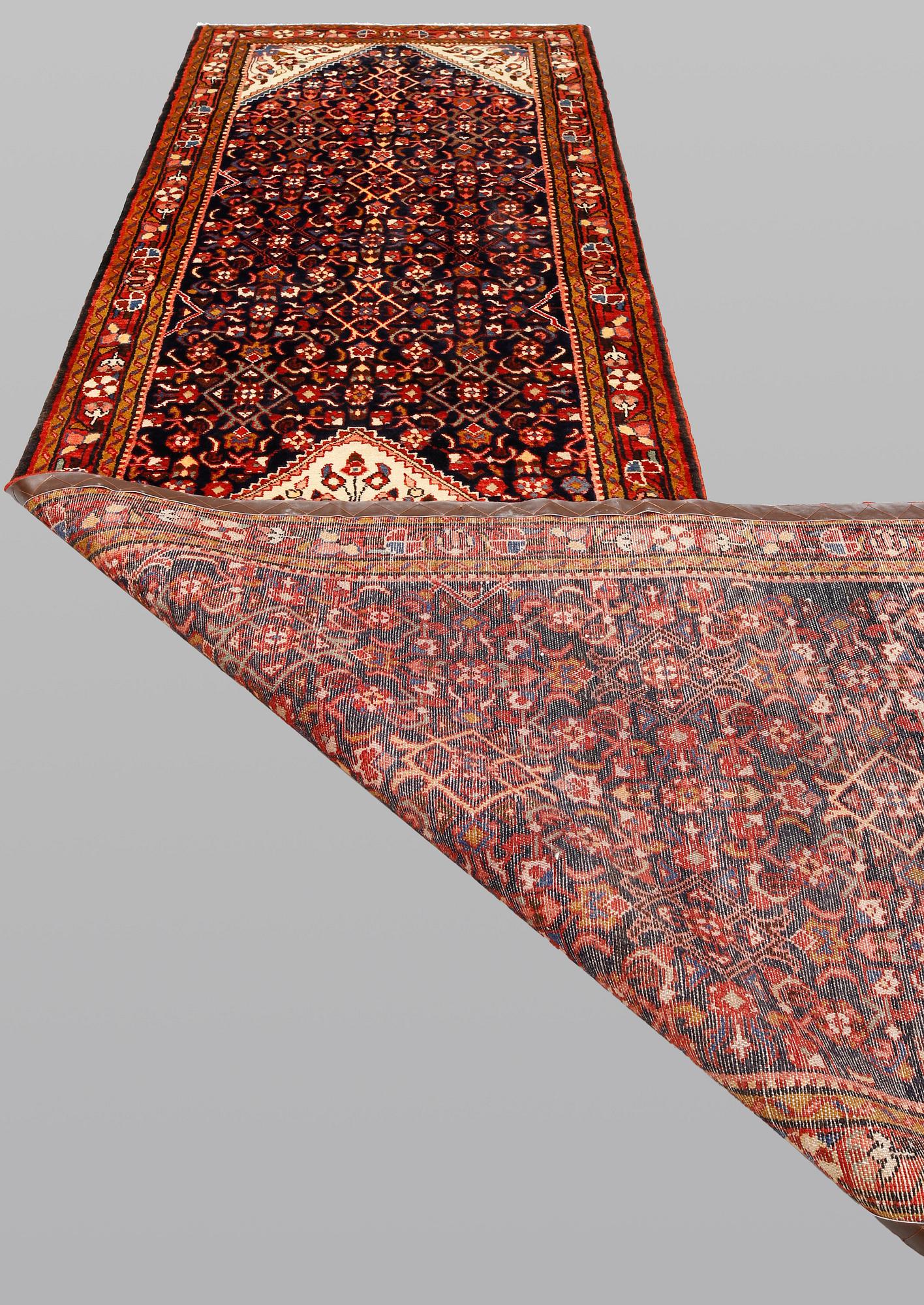 A Hamadan runner, approx. 422 x 110 cm.
