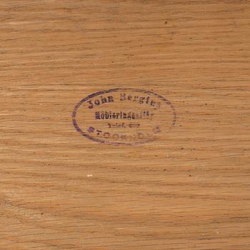 An en of the 19th century chest of drawers with mirror.