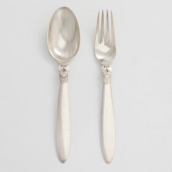 Haarukka ja lusikka, George Jensen, hillolusikka, leimattu Holm, sekä tarjoiluastia, hopeaa, Kööpenhamina n.1930-33.