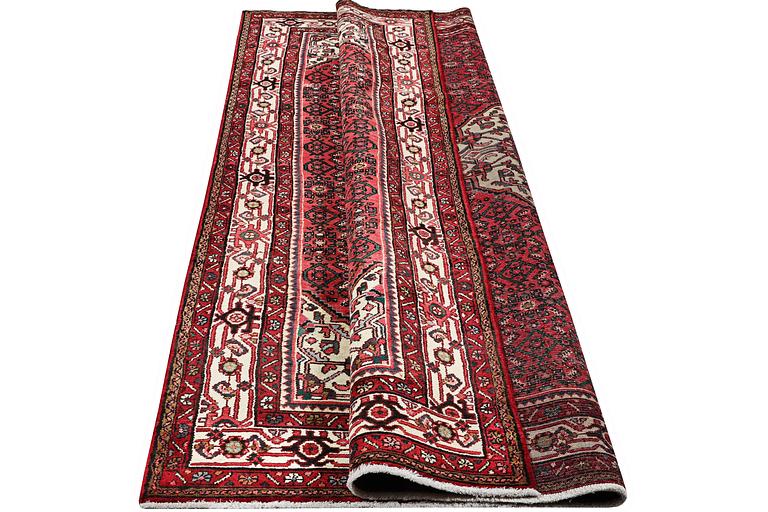 A Hosseinabad carpet, c. 310 x 210 cm.