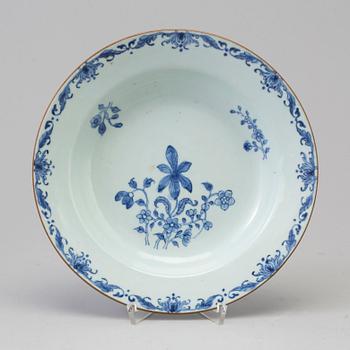 A blue and white soup dish, Qing dynasty, Qianlong (1736-95).