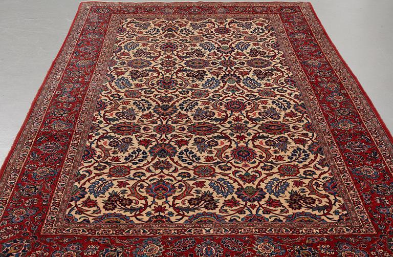 A carpet, semi-antique, Kashan, ca 291,5 x 183,5 cm.