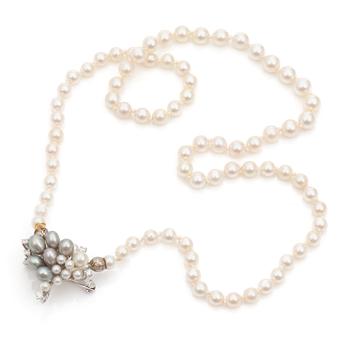 A cultured saltwater pearl and diamond necklace/brooch. Total carat weight of diamonds circa 0,20 ct.