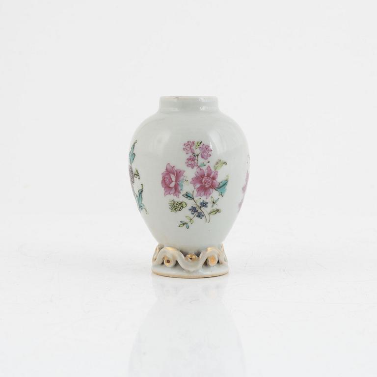 A Chinese famille rose teacaddy, Qing dynasty, Qianlong (1736-95).