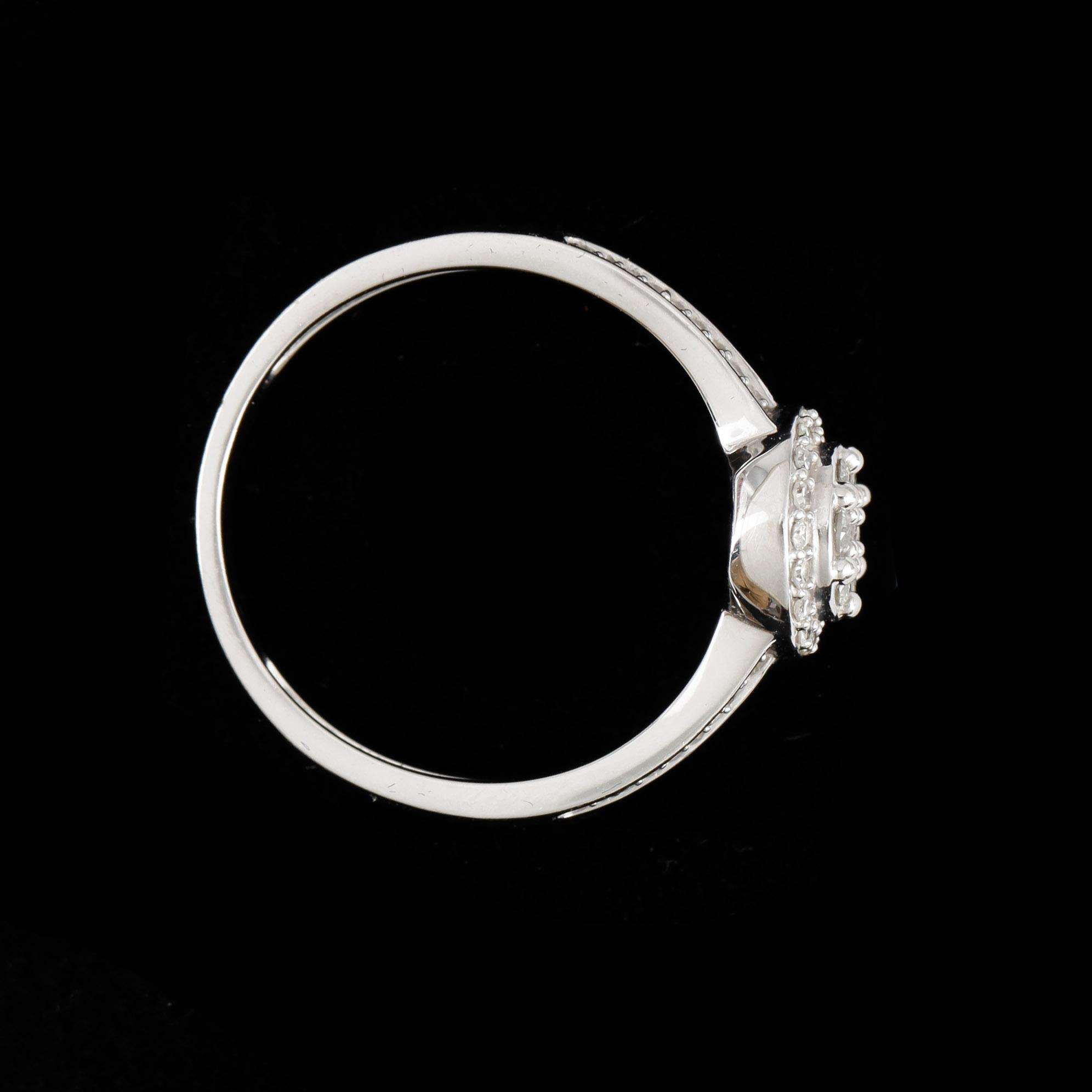 RING, 18k vitguld med briljantslipade diamanter, tot ca 0,35 ct. Vikt ca 3,3 gram.