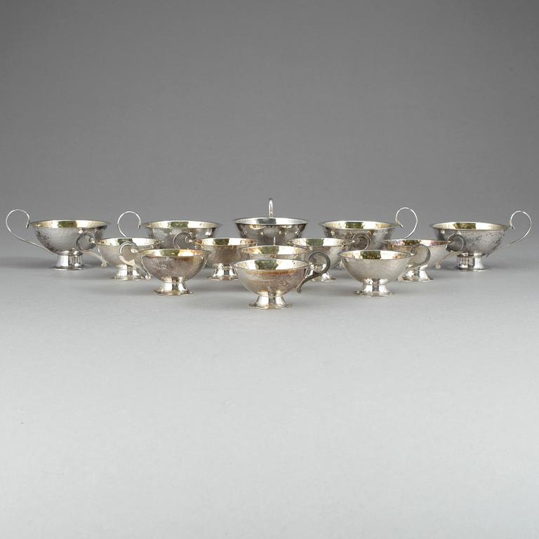 PUNSCHKOPPAR, 13 st, silver, CG Hallberg, Stockholm samt K&EC, Göteborg, omkring 1900-talets mitt. Tot vikt ca 349 gram.