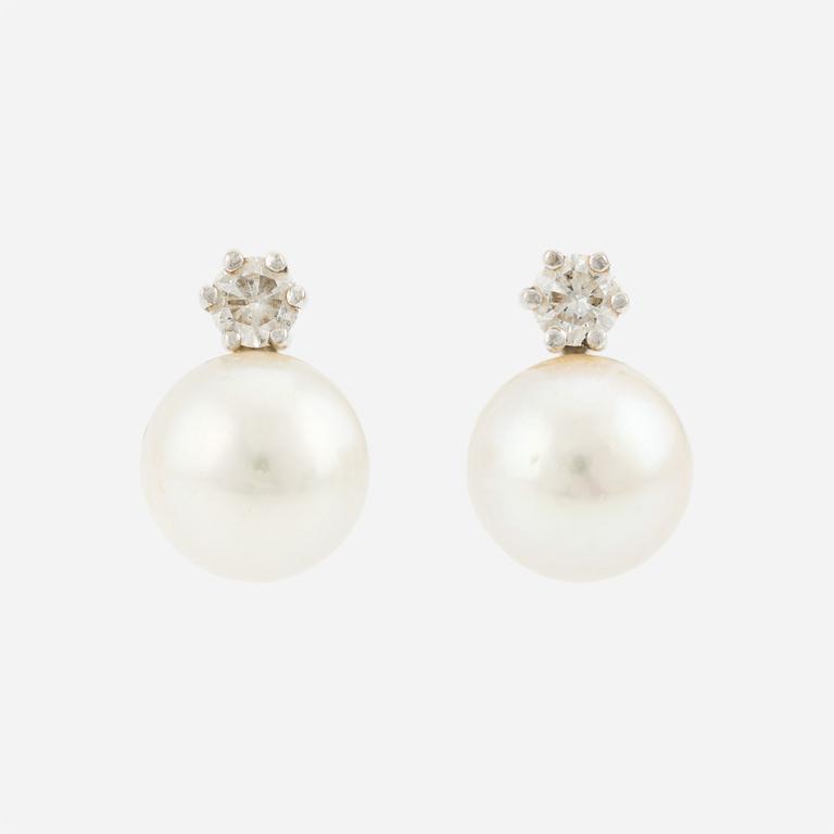 Earrings with cultured pearls and brilliant-cut diamonds.