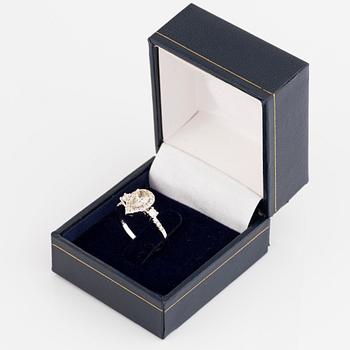 14K white gold and 1,04 ct pear shaped diamond ring. With AIG certificate.