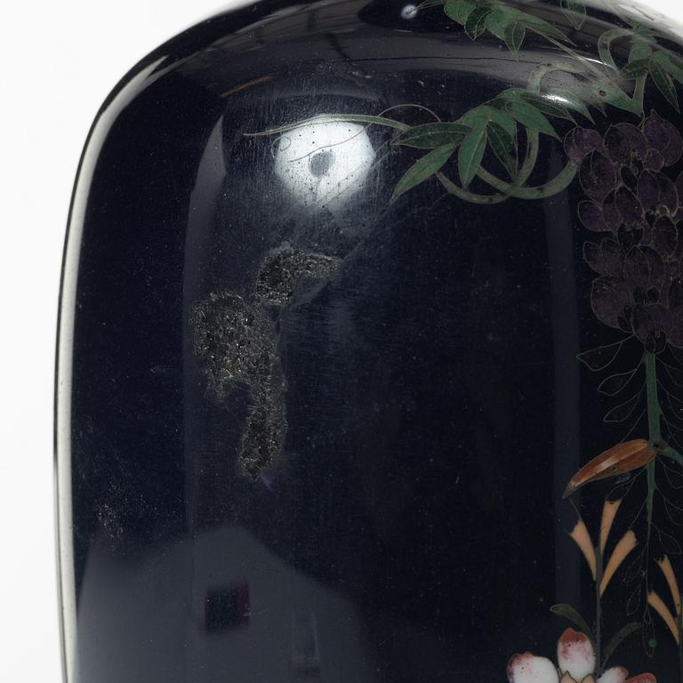 Vaser ett par, cloisonné, Japan, Meiji (1868-1912).