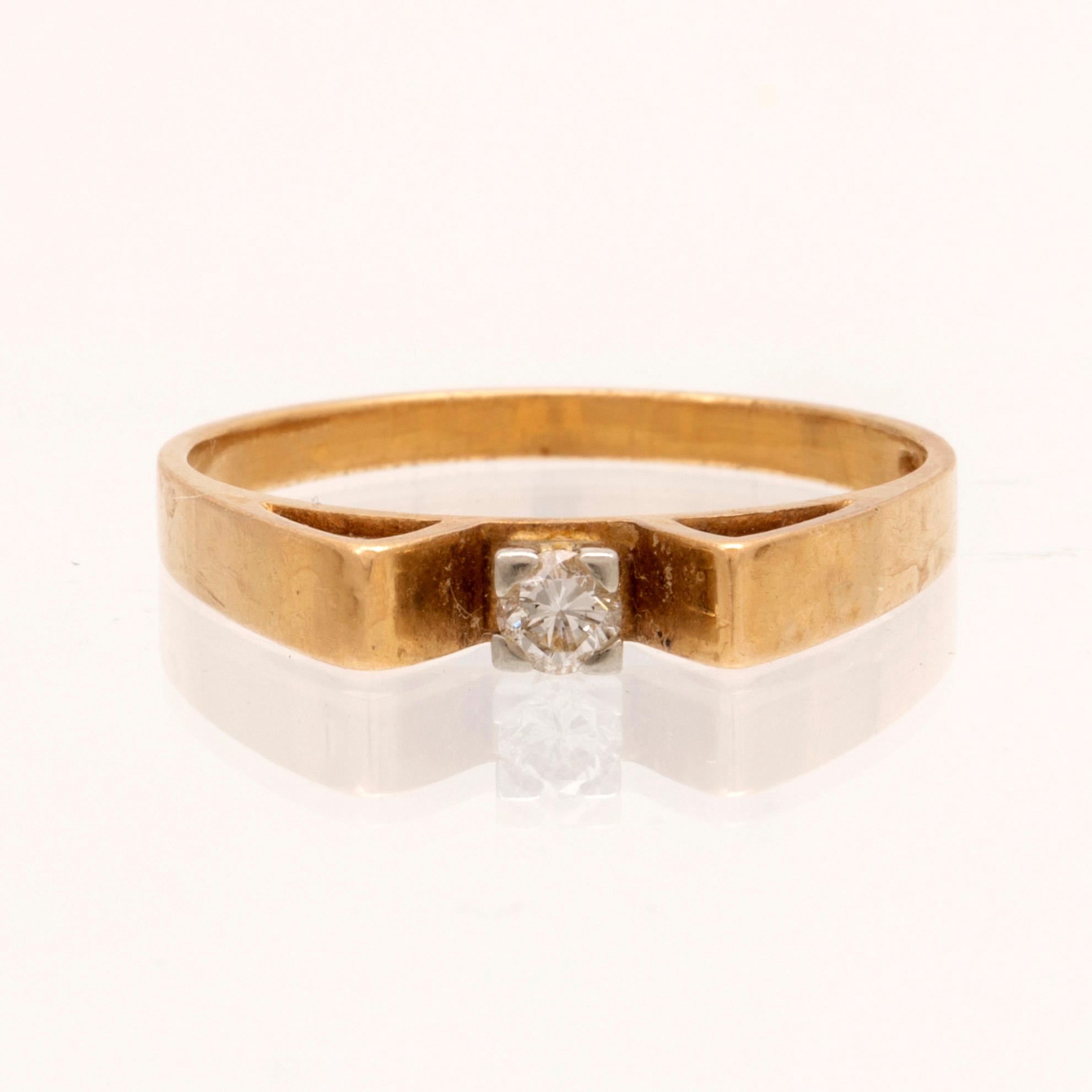 Ring 18K vitt och rött guld samt briljantslipad diamant.