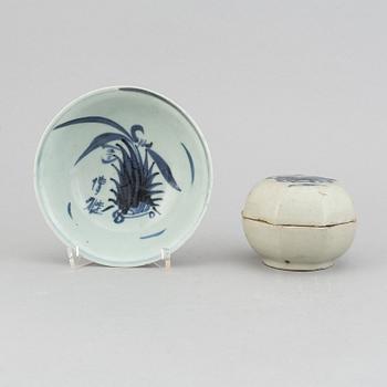 A blue and white dish and a box with cover, Ming dynasty (1368-1644).