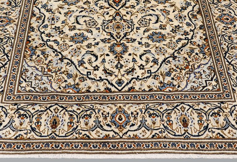 A carpet, Kashan, ca 297 x 200 cm.
