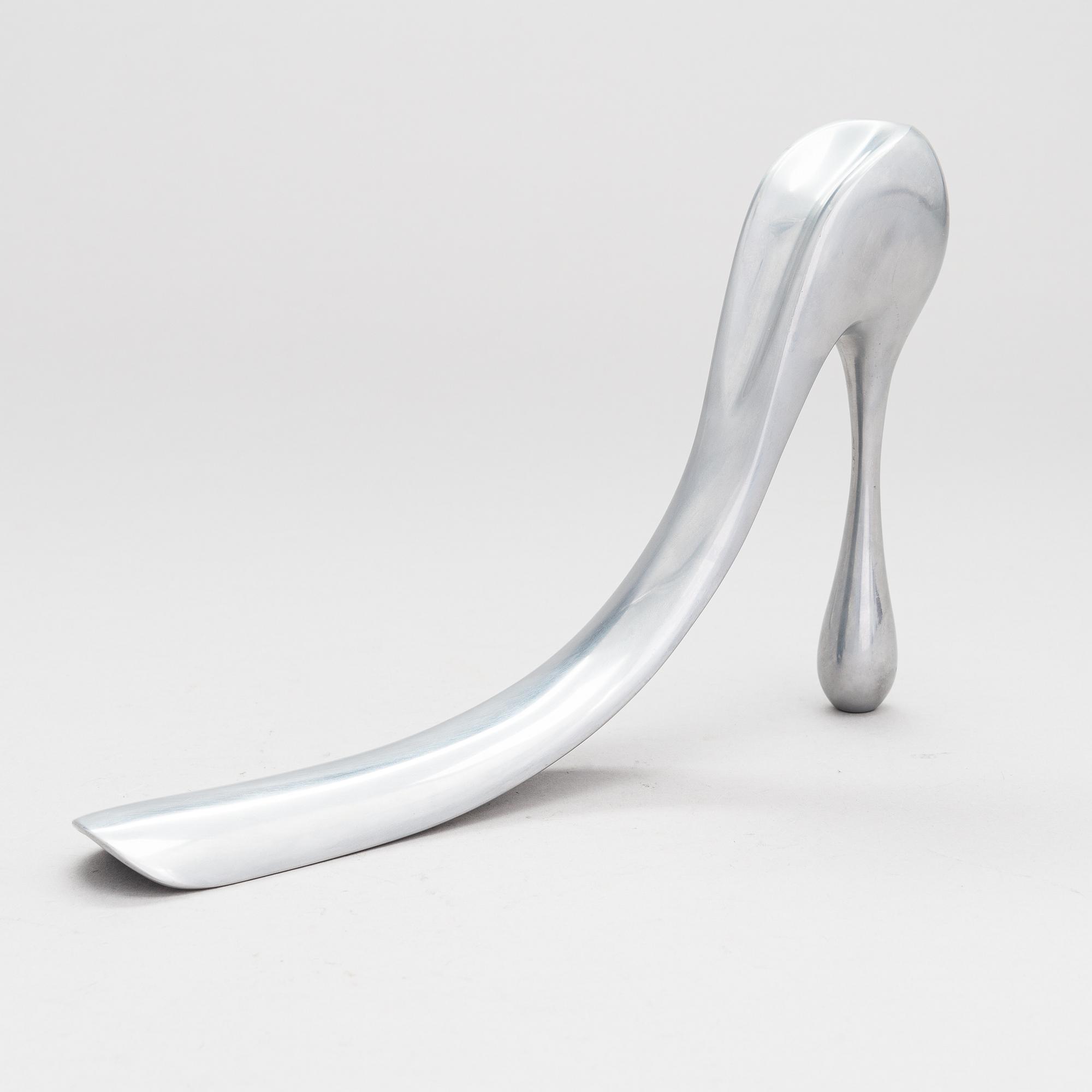 Manolo Blahnik, Kenkälusikka, metallia, 2000-luku.