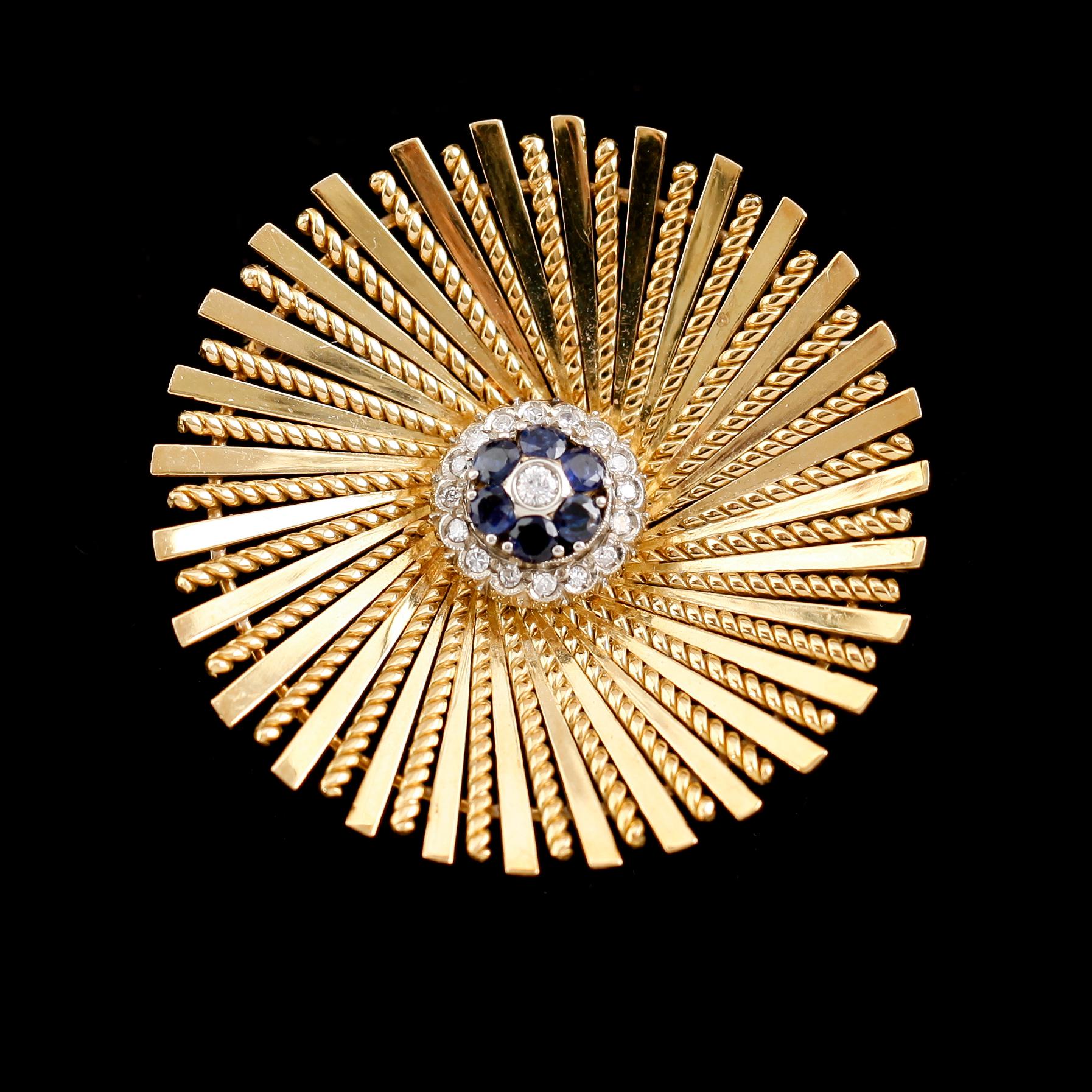 BROSCH, 18 k guld med briljantslipade diamanter samt safir. Total vikt ca 24 gram.