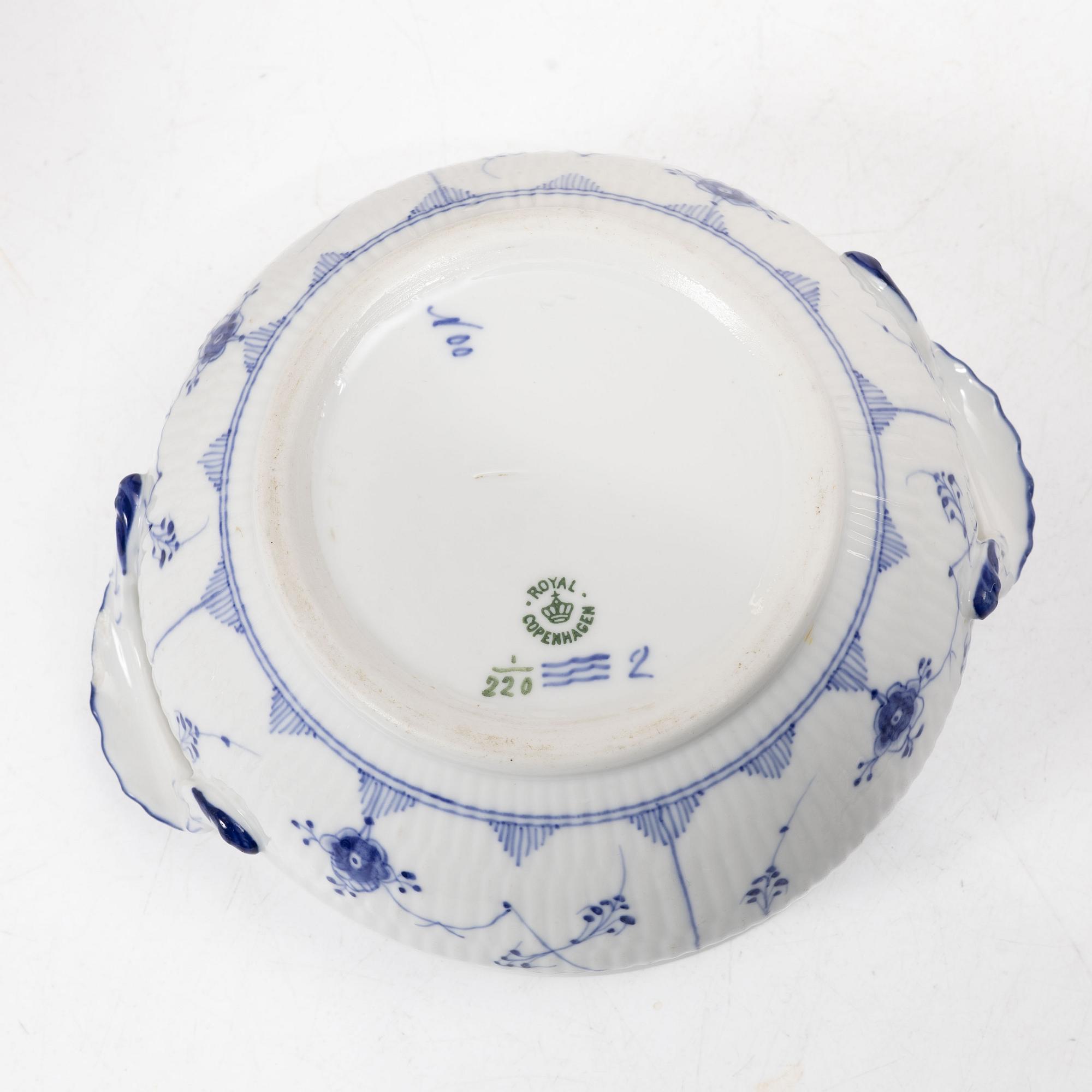 Royal Copenhagen, terriner 2 st, "Musselmalet", riflet, Danmark, 1890-1922.