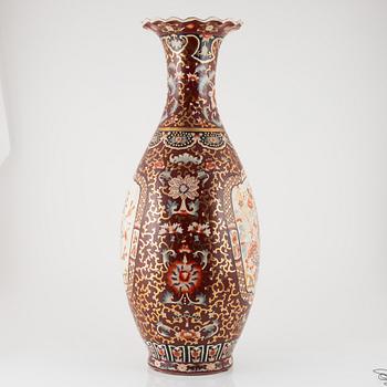 A large Japanese vase, 20th century.