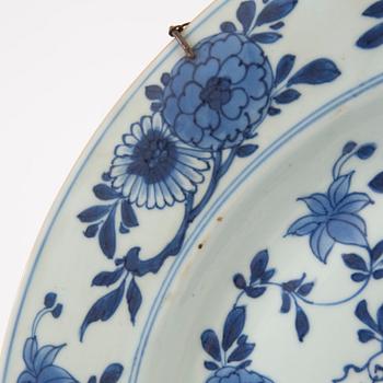 Pair of Chinese dishes, first half of the 18th century, porcelain.