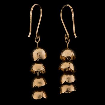 107. Liisa Vitali, A PAIR OF EARRINGS, 14K gold. Kultakeskus 1971.