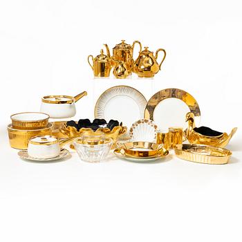 Service pieces, 91 pcs, mostly Porcelain de Paris.