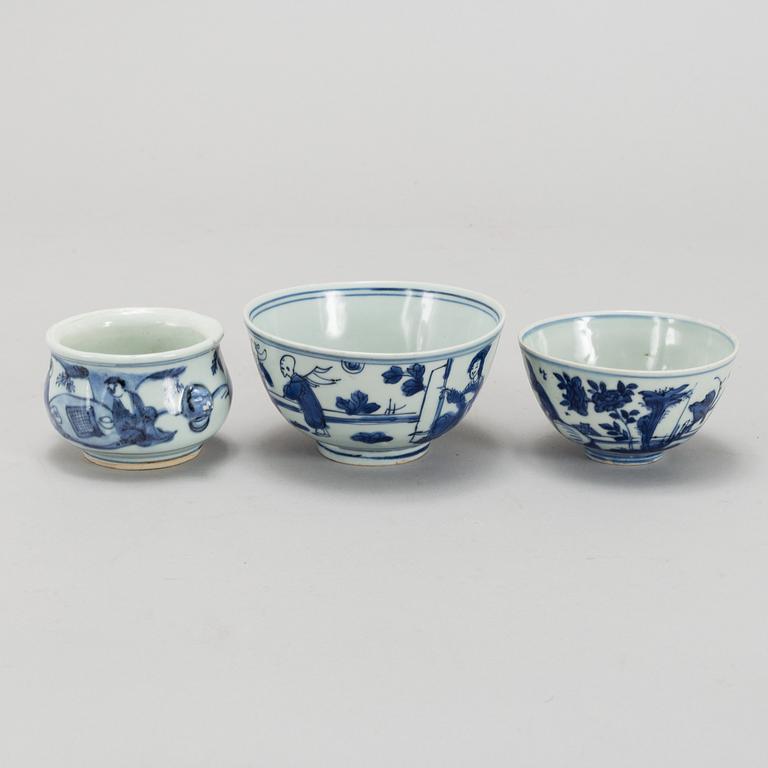 Two blue and white bowls and a censer, Ming dynasty (1368-1644).