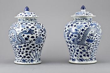 LOCKURNOR, ett par, porslin, Kina, Kangxi-stil, sent 1800-tal.