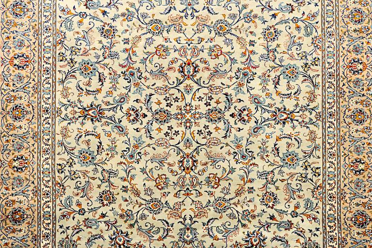A Kashan carpet, c. 380 x 276 cm.