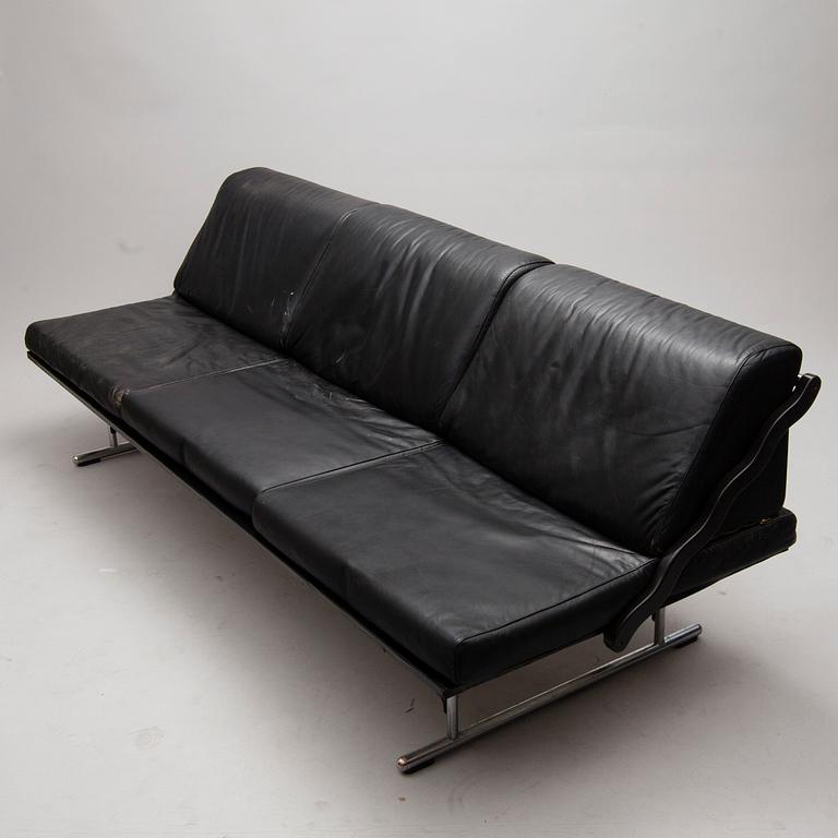 YRJÖ KUKKAPURO, SOFFA. "Experiment". Modellen formgiven 1982.