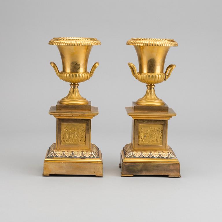 A pair of Empire urns, 19th century first part.