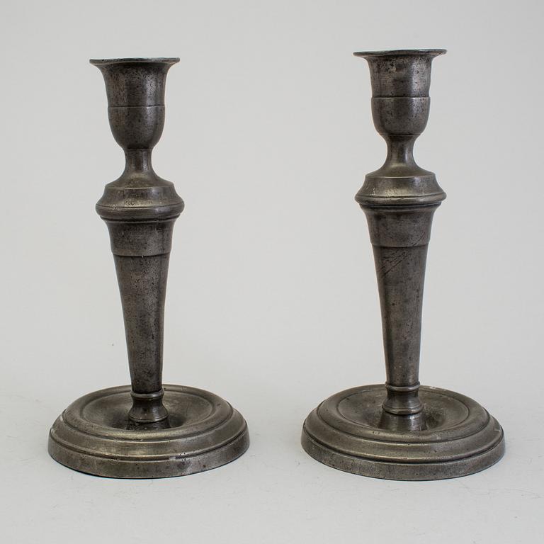 LJUSSTAKAR, ett par, tenn, sent 1700-tal.