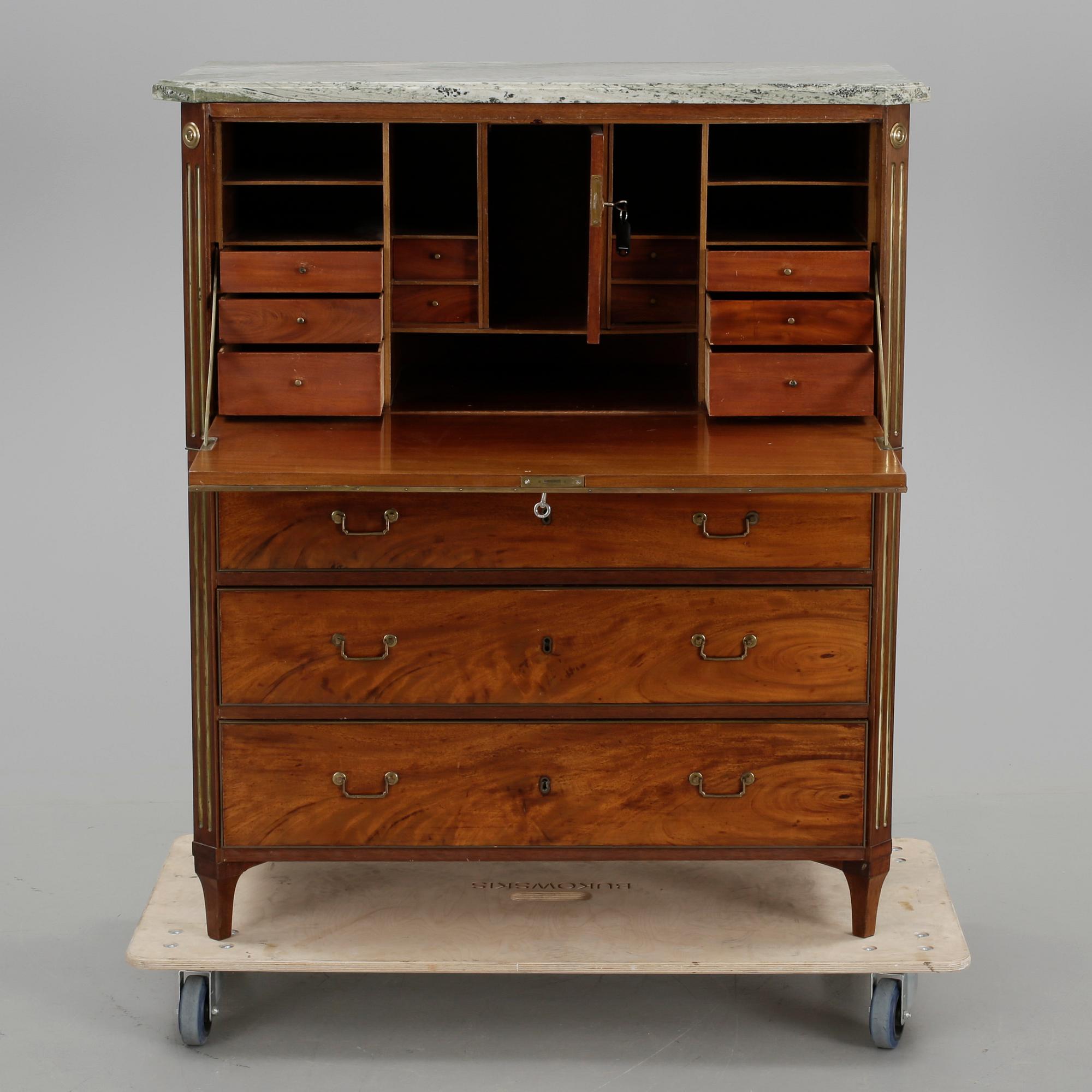 CHIFFONJÉ, sengustaviansk, omkring sekelskiftet 1800.