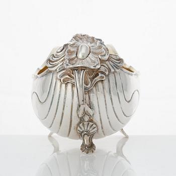 Isak Sauer, gräddsnäcka, silver, Stockholm 1765. Rokoko.