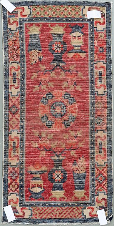 MATTA, semiantik Kina. Ca 132,5 x 66 cm.