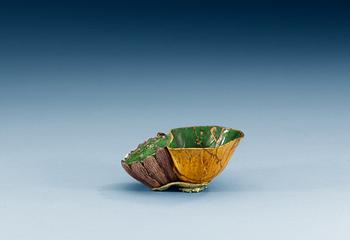 1564. A bisquit famille verte brush pot, Qing dynasty, Kangxi (1662-1722).