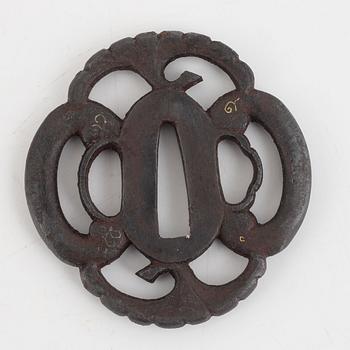 Tsuba, fyra stycken i kiri-box, järn och brons, 1700- och 1800-tal.